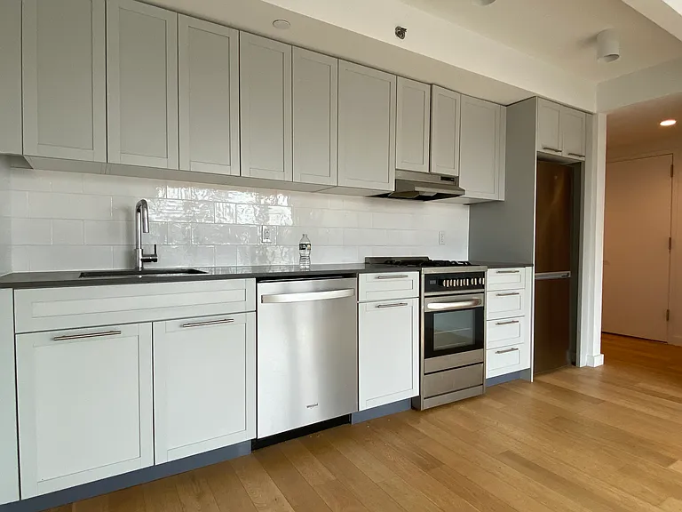 150 Union Ave #7R — Photo 5