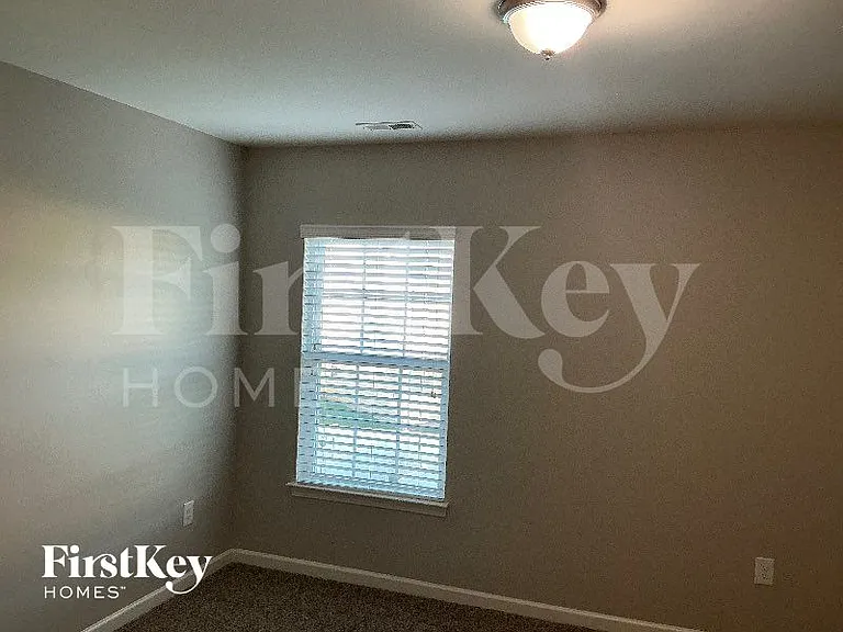 100 N Great White Way — Photo 8
