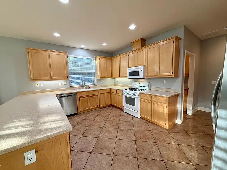 904 Larable Ct — Photo 8