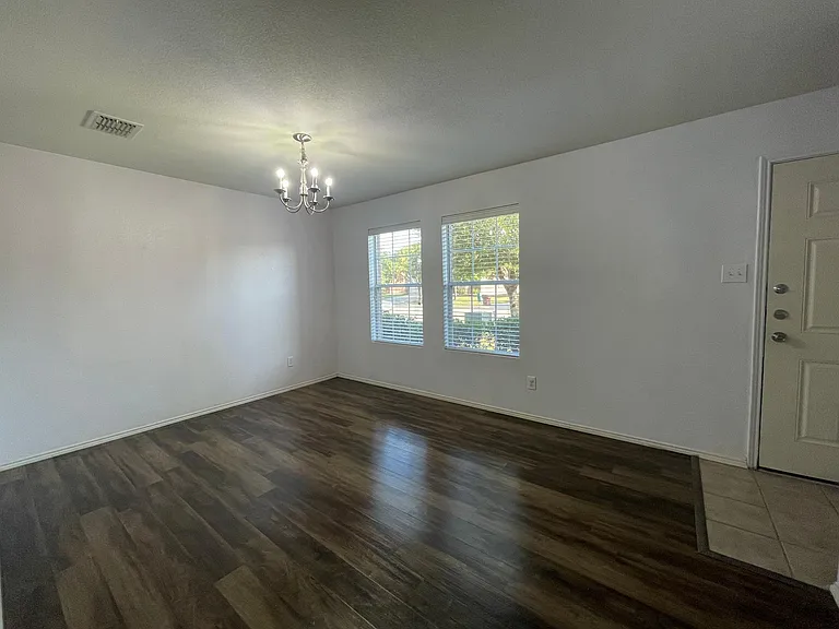 2801 Mockingbird St — Photo 7