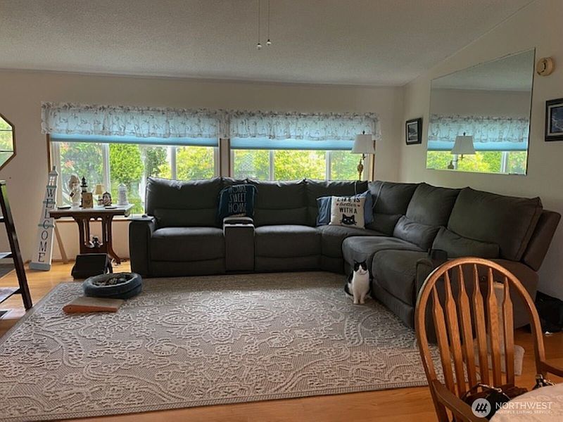 4th image of 2404 Bay Avenue