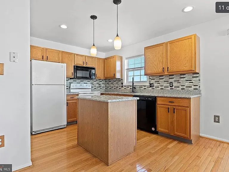 124 Versailles Ct — Photo 9