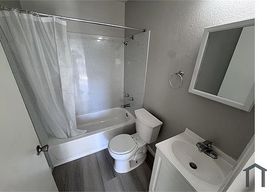 4th image of 7979 Macarthur Blvd