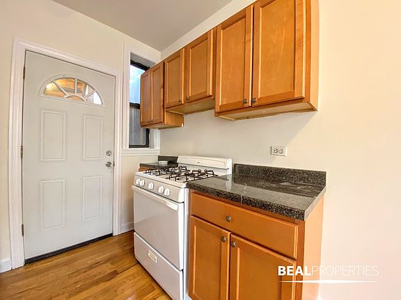 4th image of 3823.5 N Fremont St #3823-W1