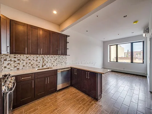 Rented by Bouklis Group | media 15