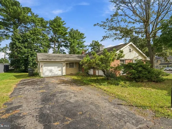 2 Barrington Ln, Willingboro, NJ 08046