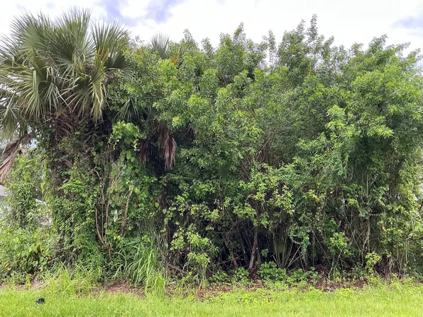 737 Rolling Hill Dr, Sebastian, FL 32958