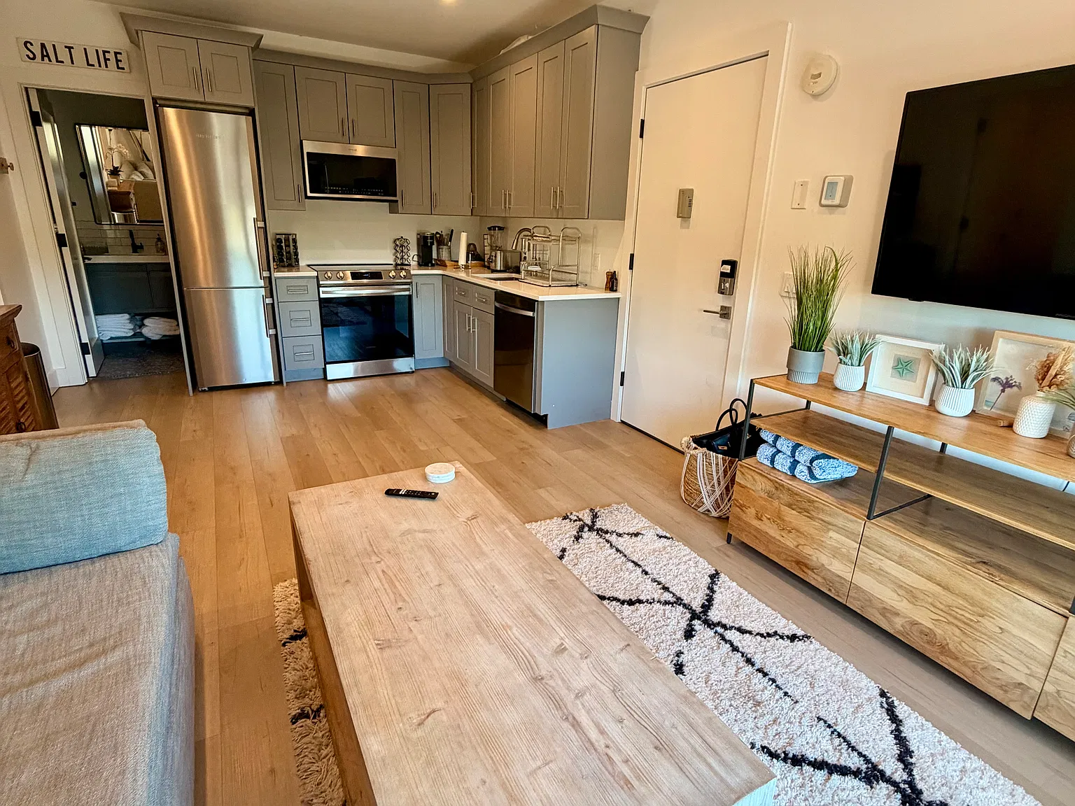 2 bed, 650 sqft, $3,400 — Photo 2