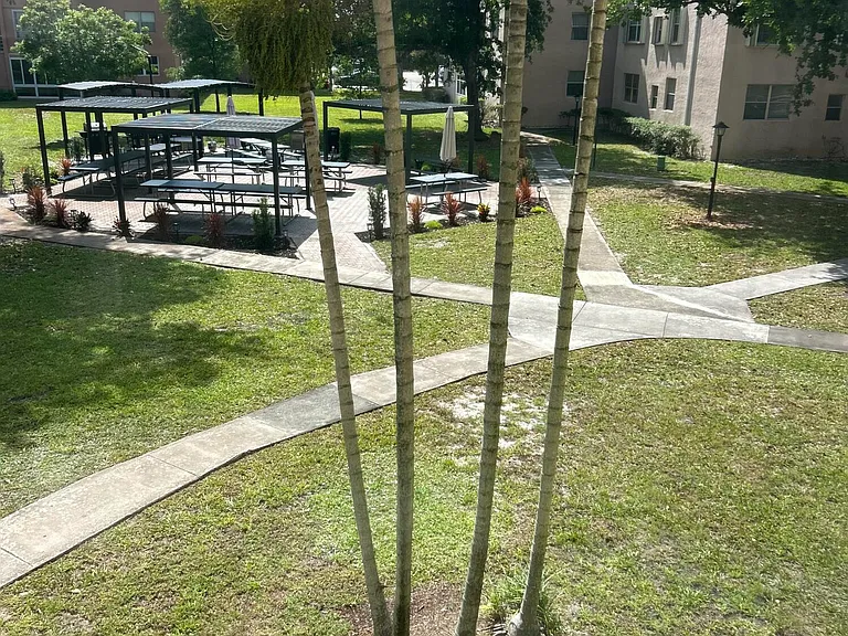 2801 Somerset Dr #201 — Photo 23