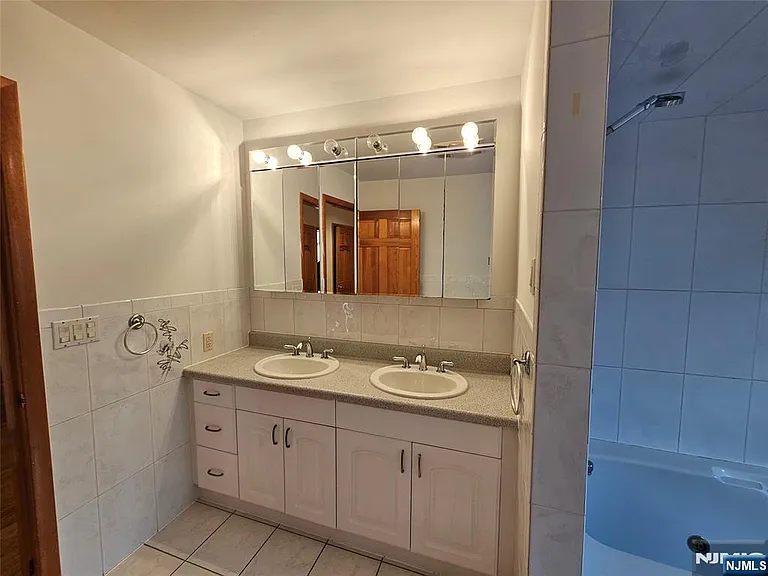 120 Johnson Ave — Photo 13