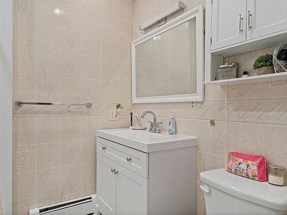 4th image of 194 Emerson St #1