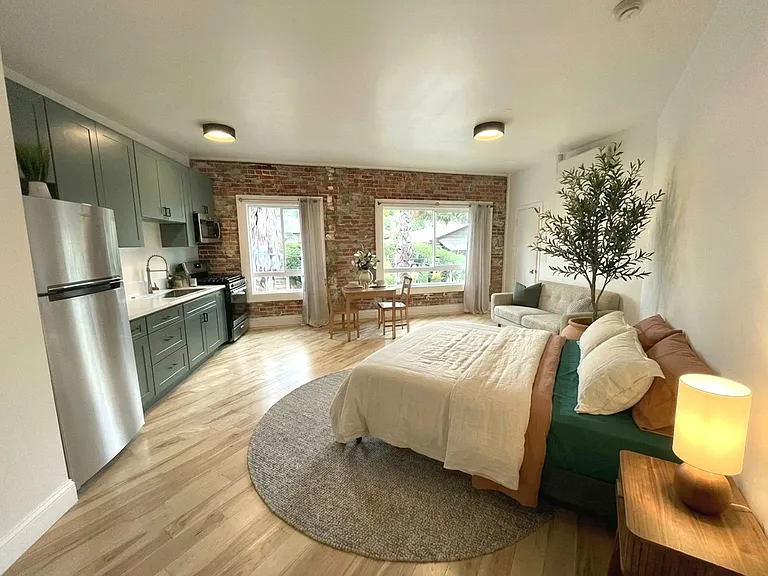 Live in the heart of Silver Lake at 1101 Westerly Terrace — Photo 32