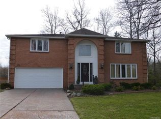 10 Woodstock Rd, Grand Island, NY 14072