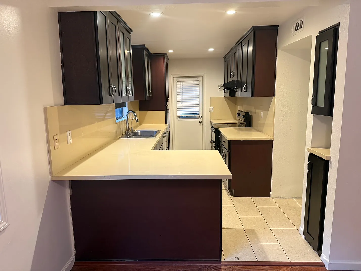 4 bed, 2.5 bath, 2700 sqft, $4,500 — Photo 4