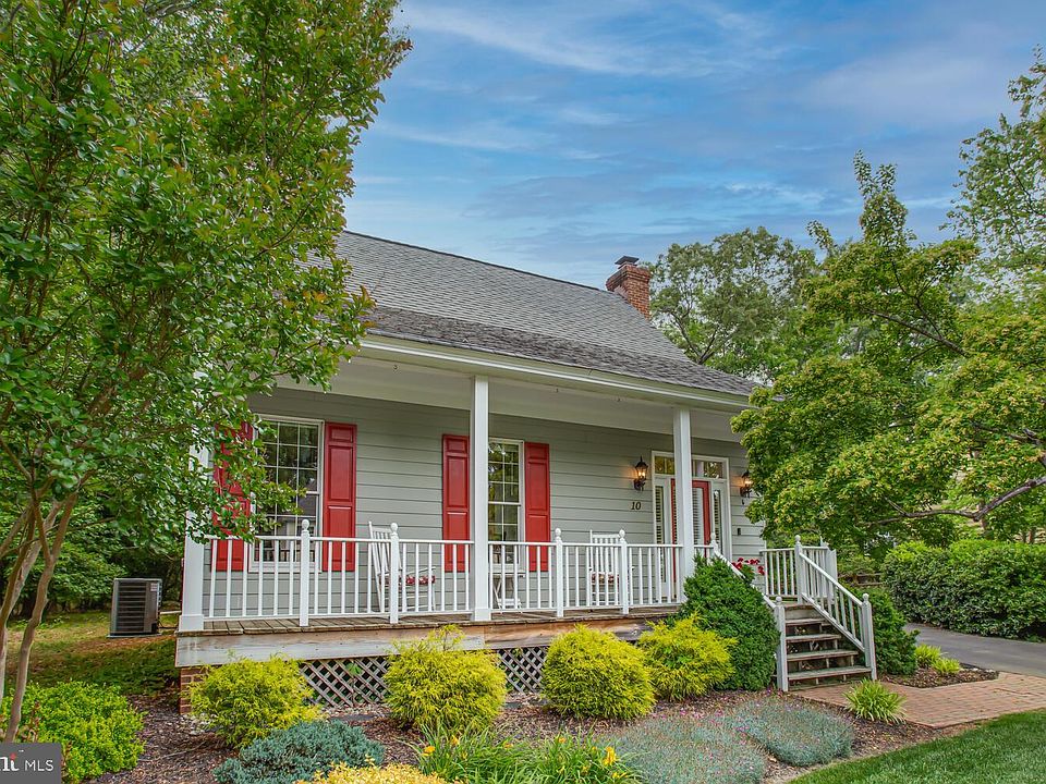 1st image of 10 Winterberry Ct