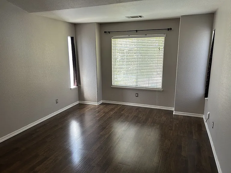 1911 Alpine Ct — Photo 23
