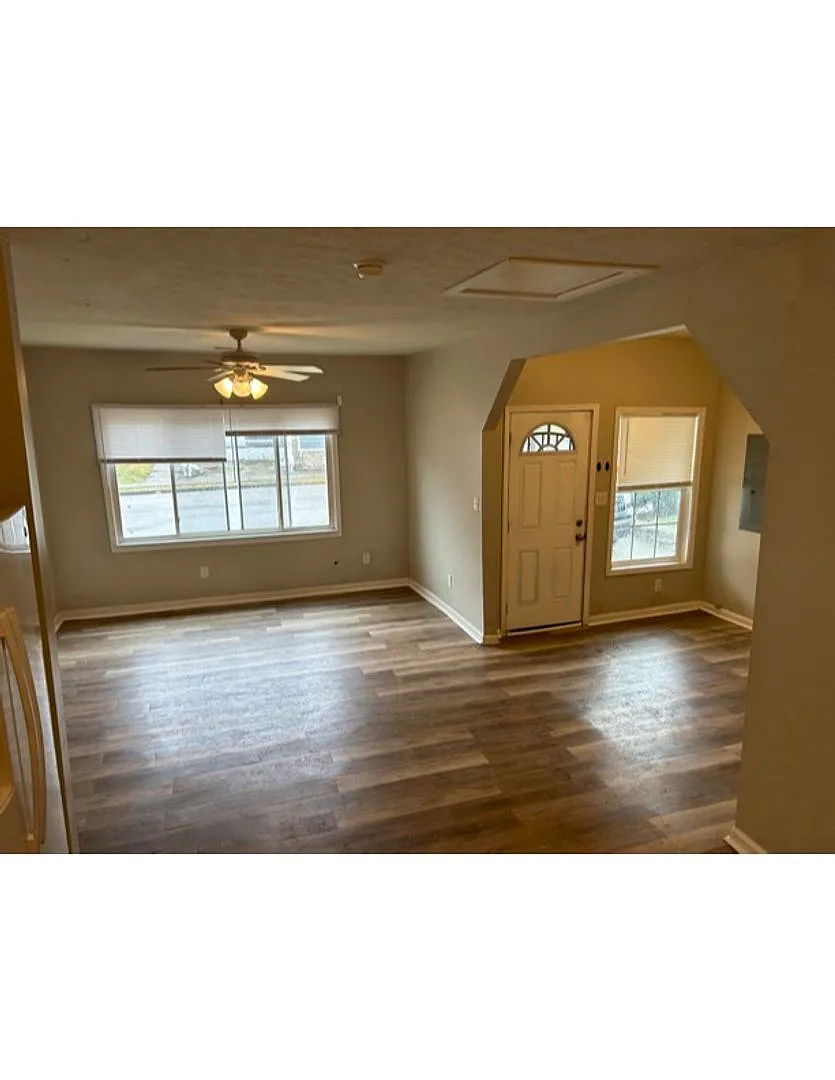 Building Photo - 426 E 5th St #Z1