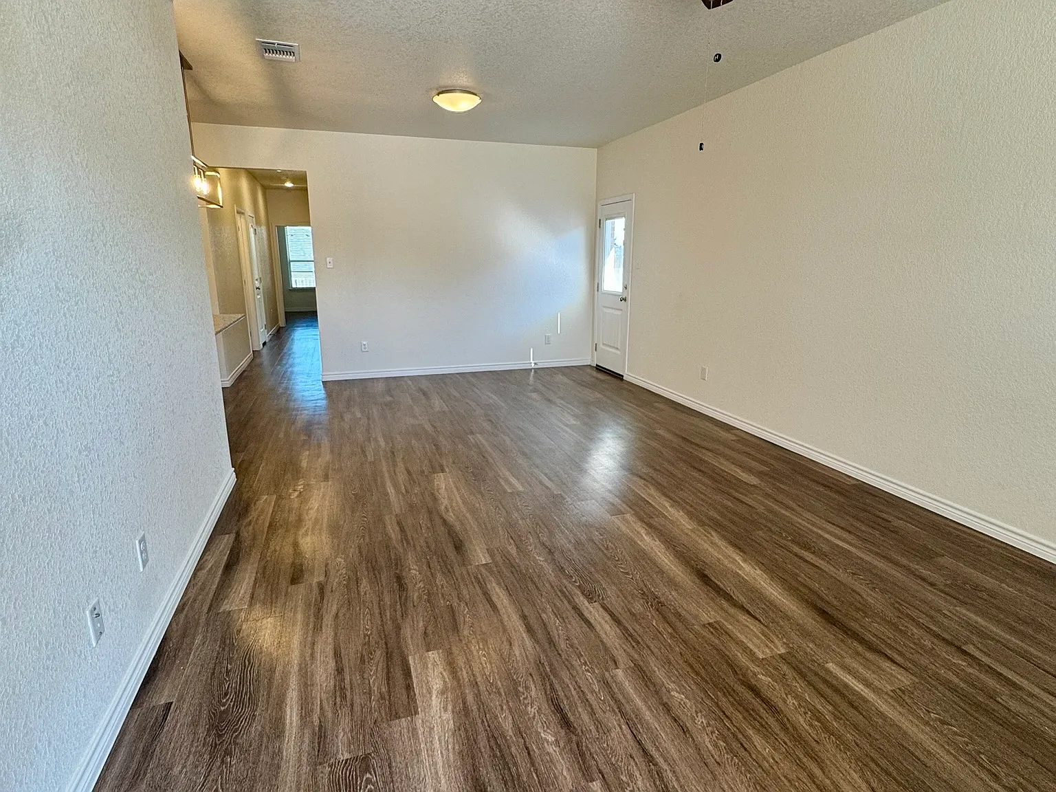 3 bed, 1279 sqft, $1,695 — Photo 2