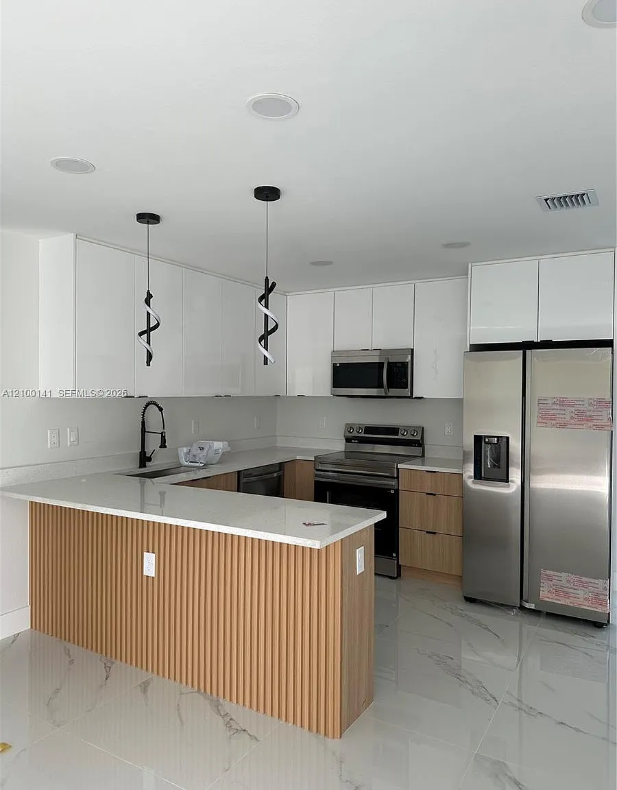 3 bed, 2.0 bath, $1,900 — Photo 4
