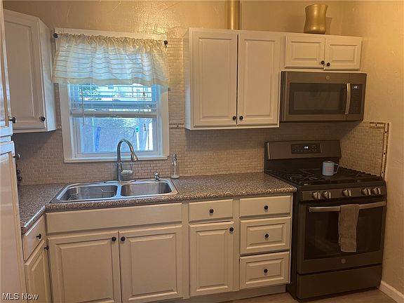 5th image of 3566 W 122nd St