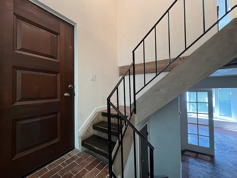 2541-2569 Le Conte Ave — Photo 15