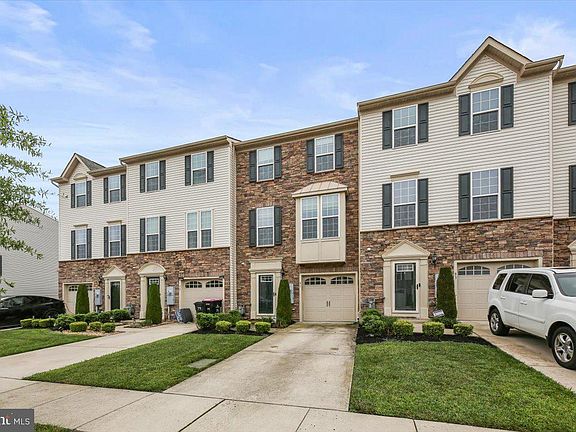 3rd image of 81 Village Green Ln