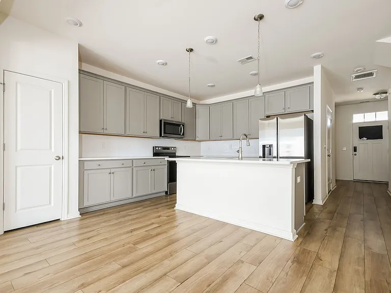 438 Trotters Ln — Photo 8