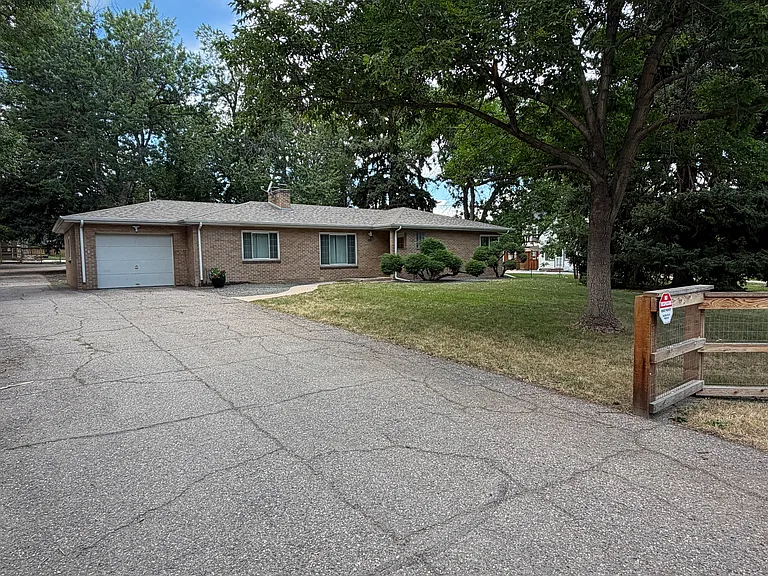 1025 Estes St — Photo 1