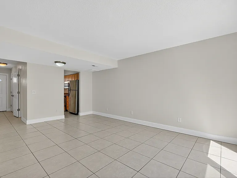 437 N Oleander Ave — Photo 10
