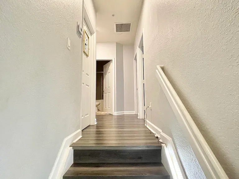 425 NE 1st St — Photo 9