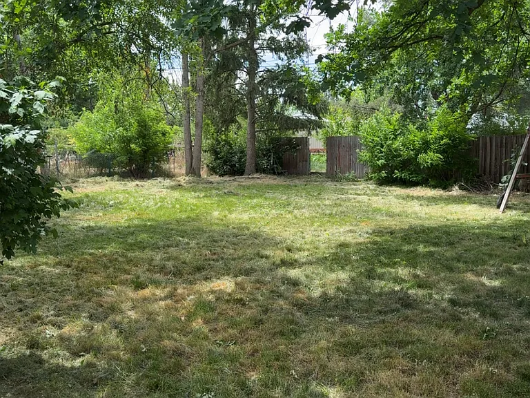2225 S Division Ave — Photo 17