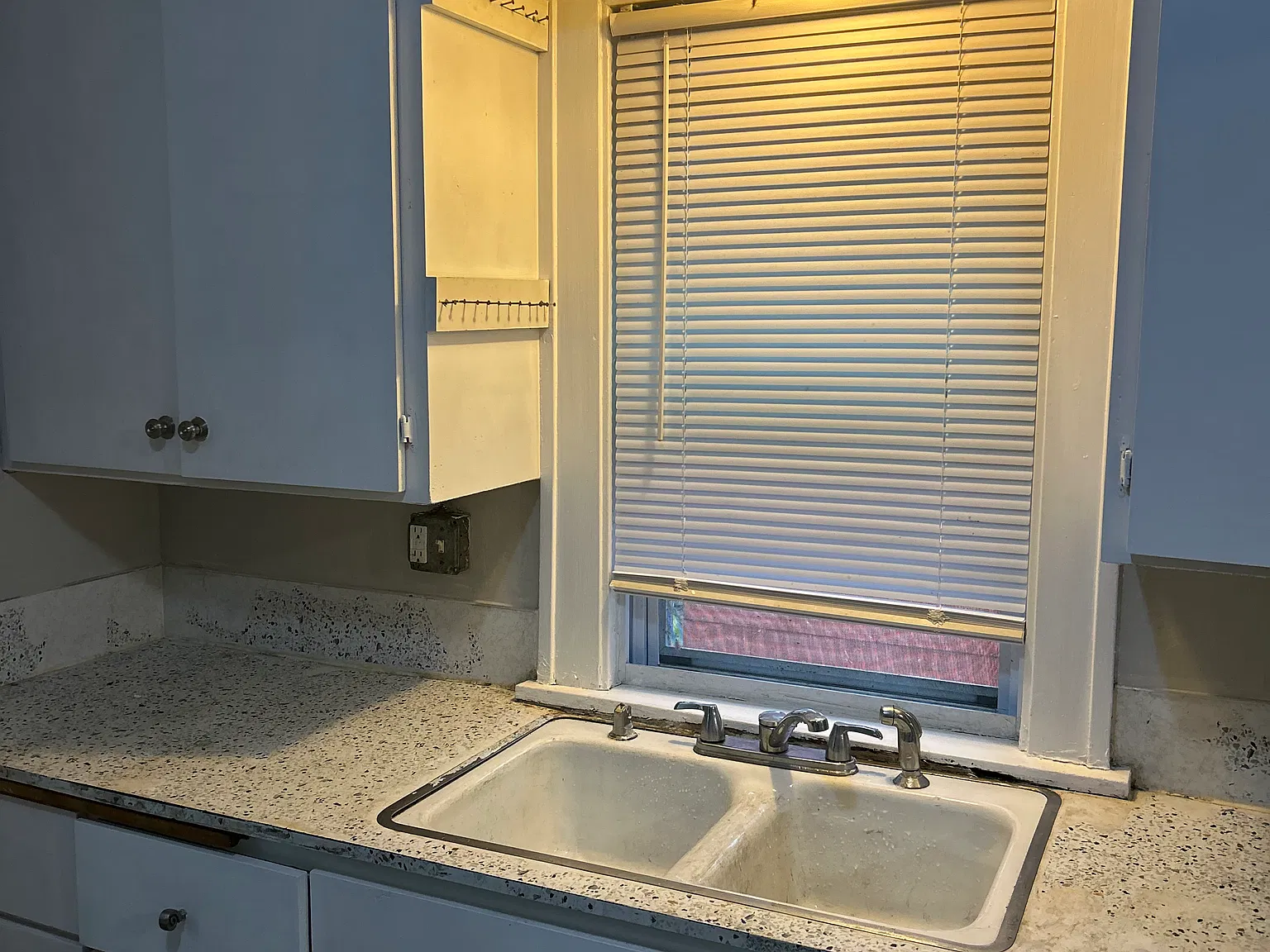 3 bed, 1001 sqft, $1,900 — Photo 2