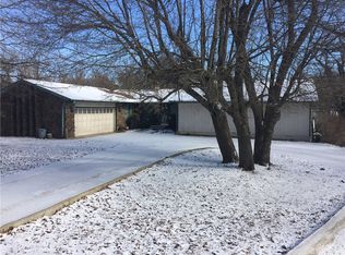 2040 N Fox Hunter Rd, Fayetteville, AR 72701