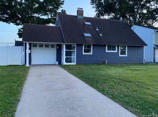 28 Marksman Ln, Levittown, NY 11756