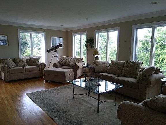 Large rooms and windows 