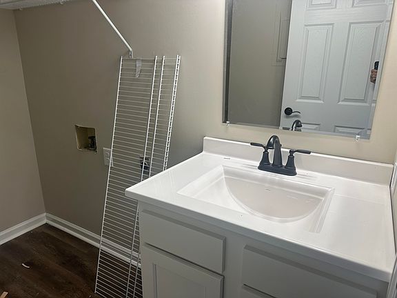 5th image of 302 Remington Ct