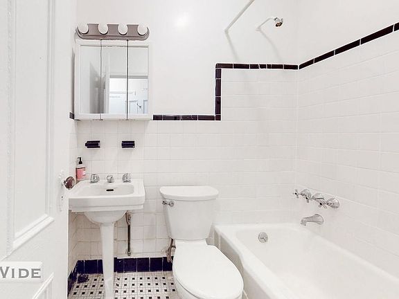 3rd image of 145 E 72nd St #5RE