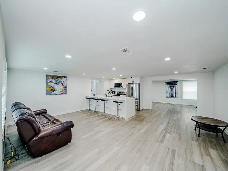 1160 Tarpon Ave — Photo 3