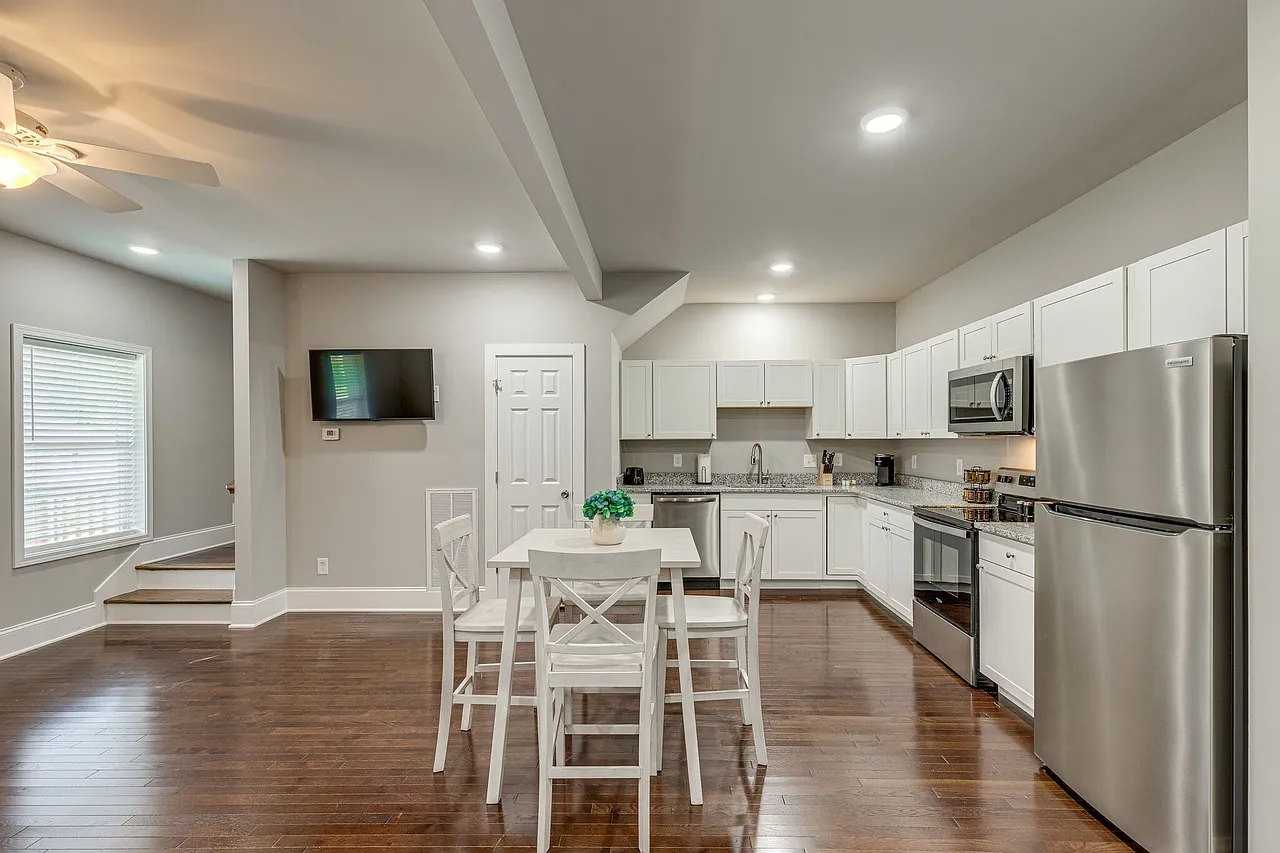 448 Caldwell Dr — Photo 3