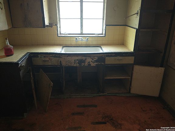 5th image of 334 W BEDFORD AVE