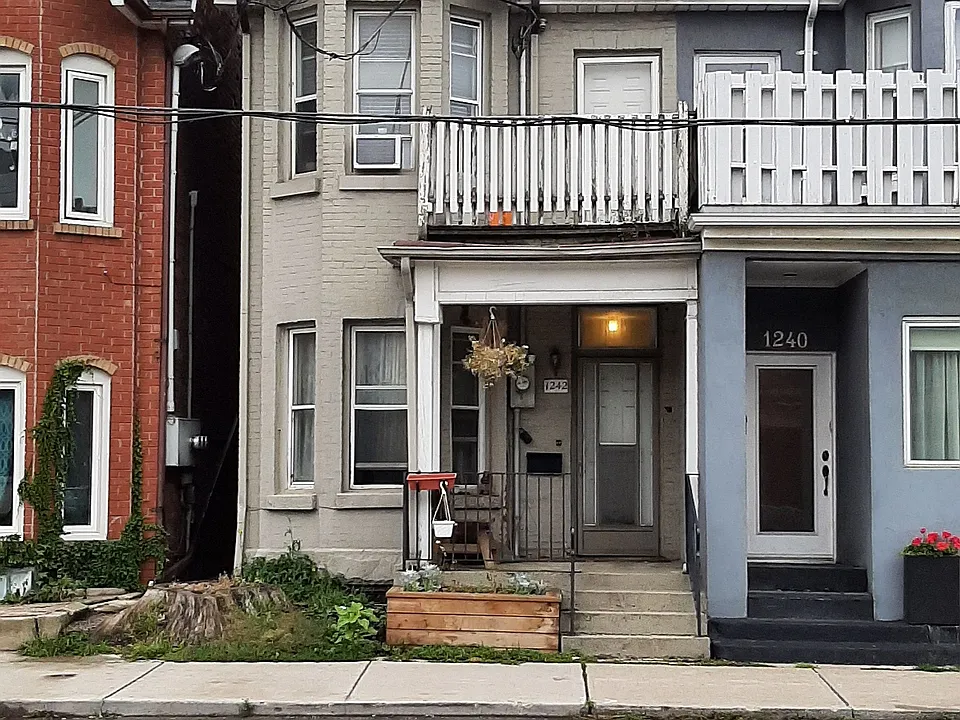 1242 College St #3