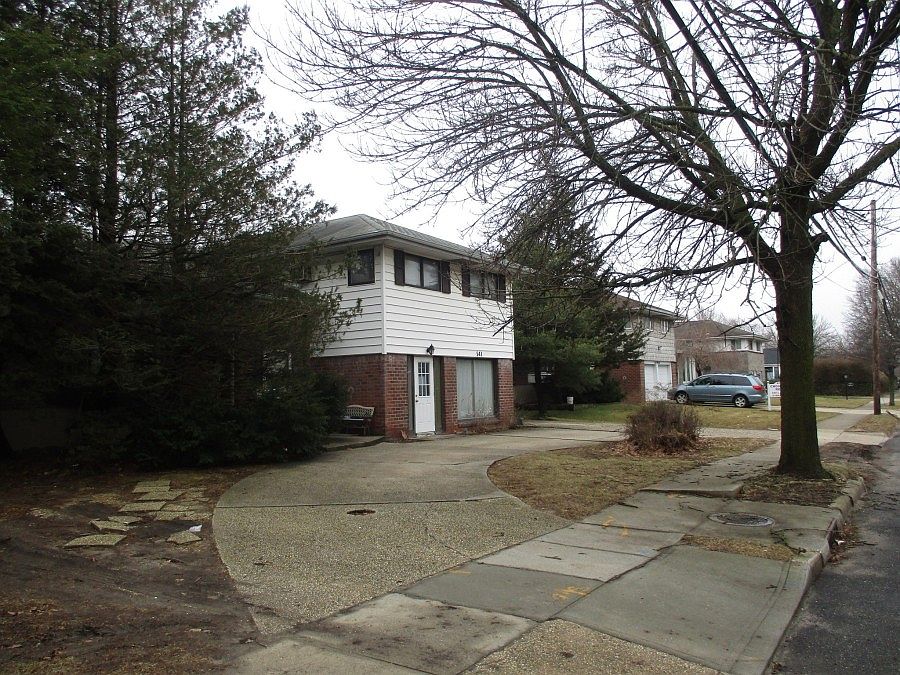 2nd image of 543 Woodbury Rd