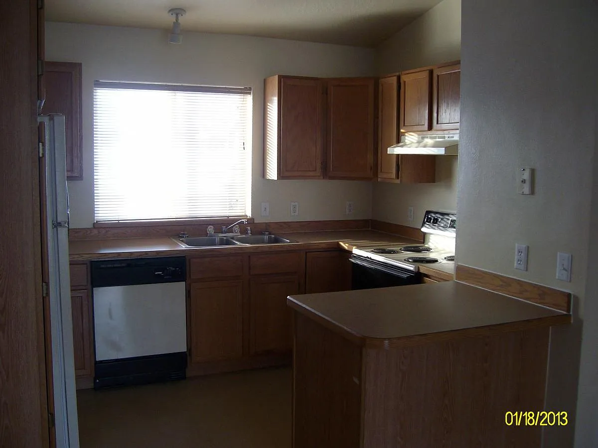 3 bed, 930 sqft, $1,695 — Photo 2