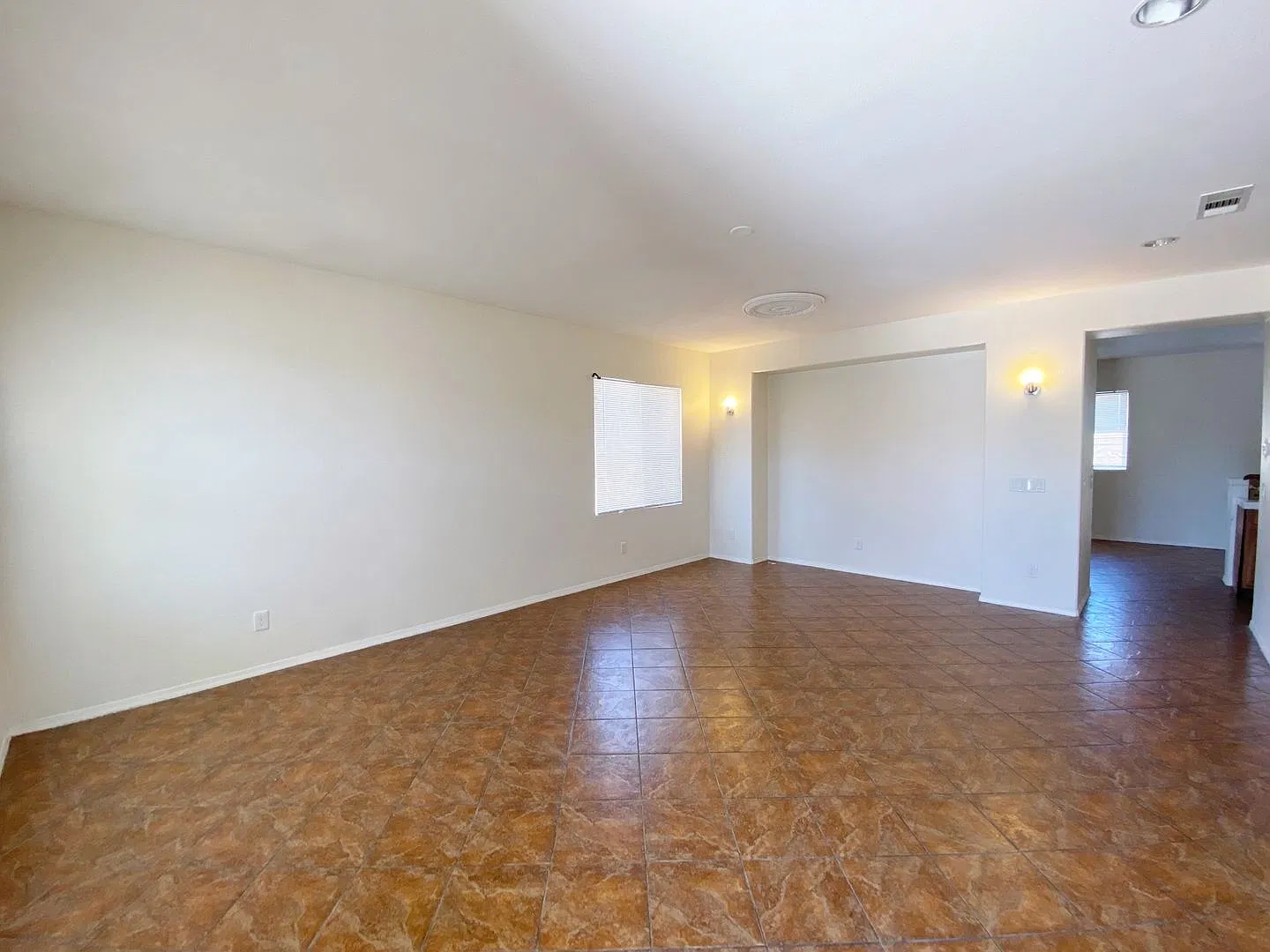5 bed 4 bath + Loft — Photo 2