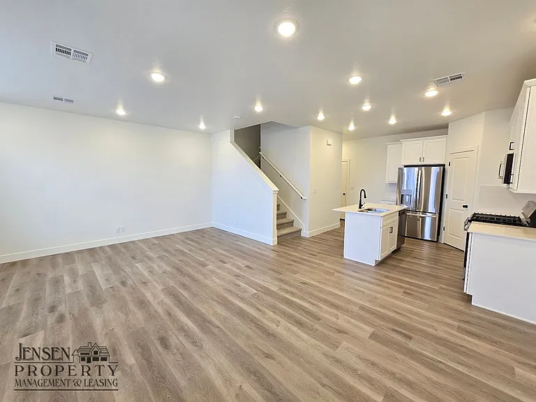 915 W Boxthorn Dr — Photo 5