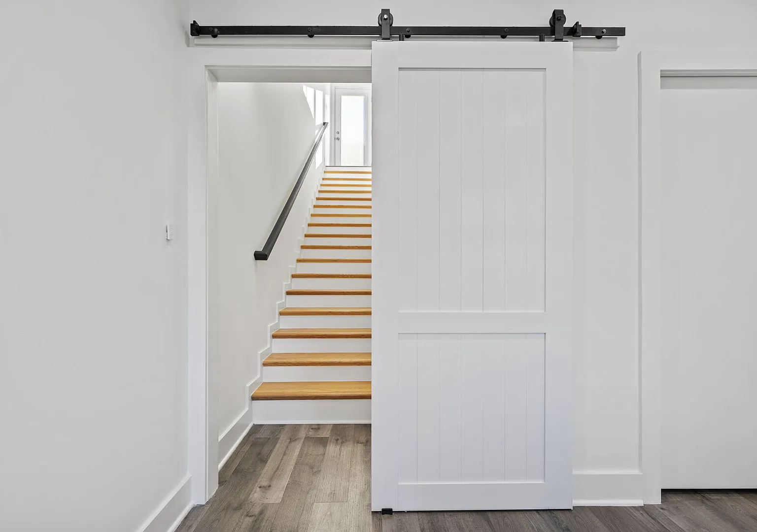 Modern 2BR + Den Unit with Roof Decks & Monument Views in U St — Photo 2