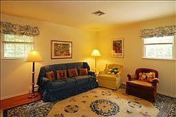 4th image of 685 Carlene Dr