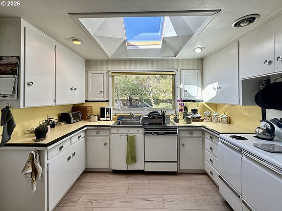 2nd image of 1470 Queens Way