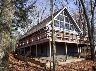 526 Maple Ridge Dr, Lords Valley, PA 18428