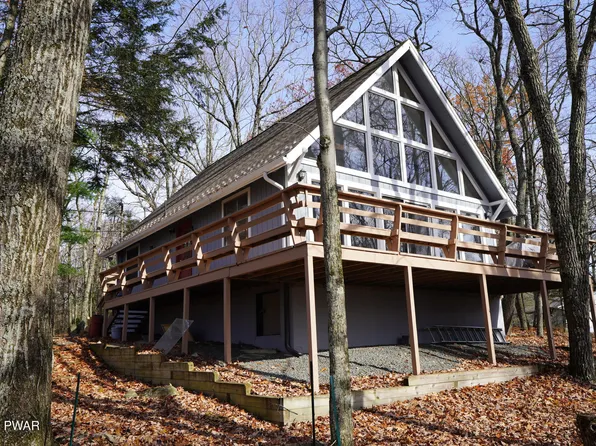 526 Maple Ridge Dr, Lords Valley, PA 18428